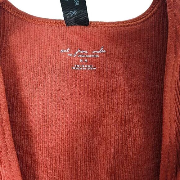 Out from under cropped top - Picture 4 of 5